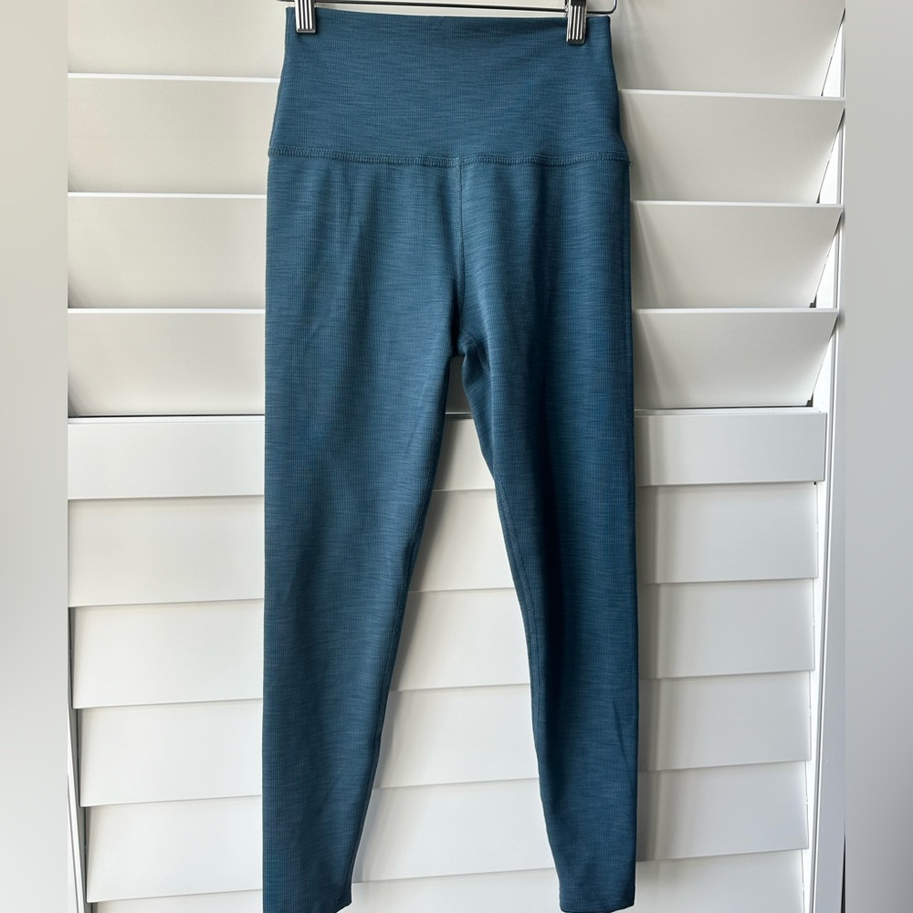 Beyond Yoga HeatherRib High Waisted MIDI Legging 25” - Blue - size medium